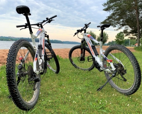 Zwei parkende Mountainbikes auf der Wiese, mit Blick auf den Brombachsee