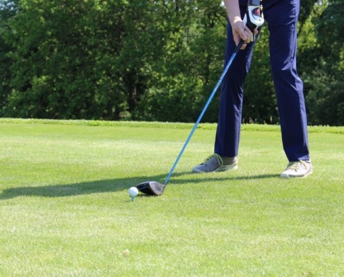 Golfspieler beim Abschuss in Nahaufnahme