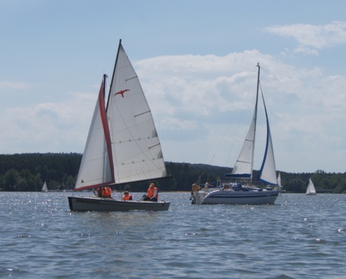 Blick auf den Brombachsee zu zwei Seegelschiffen